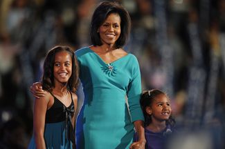 Мишель Обама с дочерьми Малией (слева) и Сашей на национальной демократической конвенции. Денвер, Колорадо, 2008 год