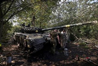 Украинские танкисты ремонтируют свою машину под Шахтерском Донецкой области