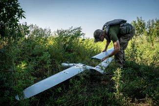 Украинский военный готовит дрон к полету