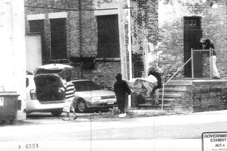 Это фото (Шахид Хуссейн на нем закрывает дверь) использовали федеральные прокуроры в качестве доказательства в деле «Ньюбургской четверки». 2010 год