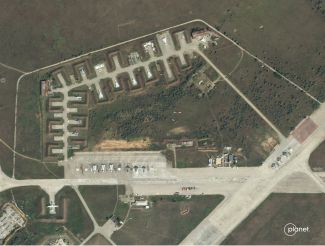 Спутниковый снимок авиабазы Саки, сделанный компанией Planet Labs незадолго до серии взрывов 9 августа 2022 года