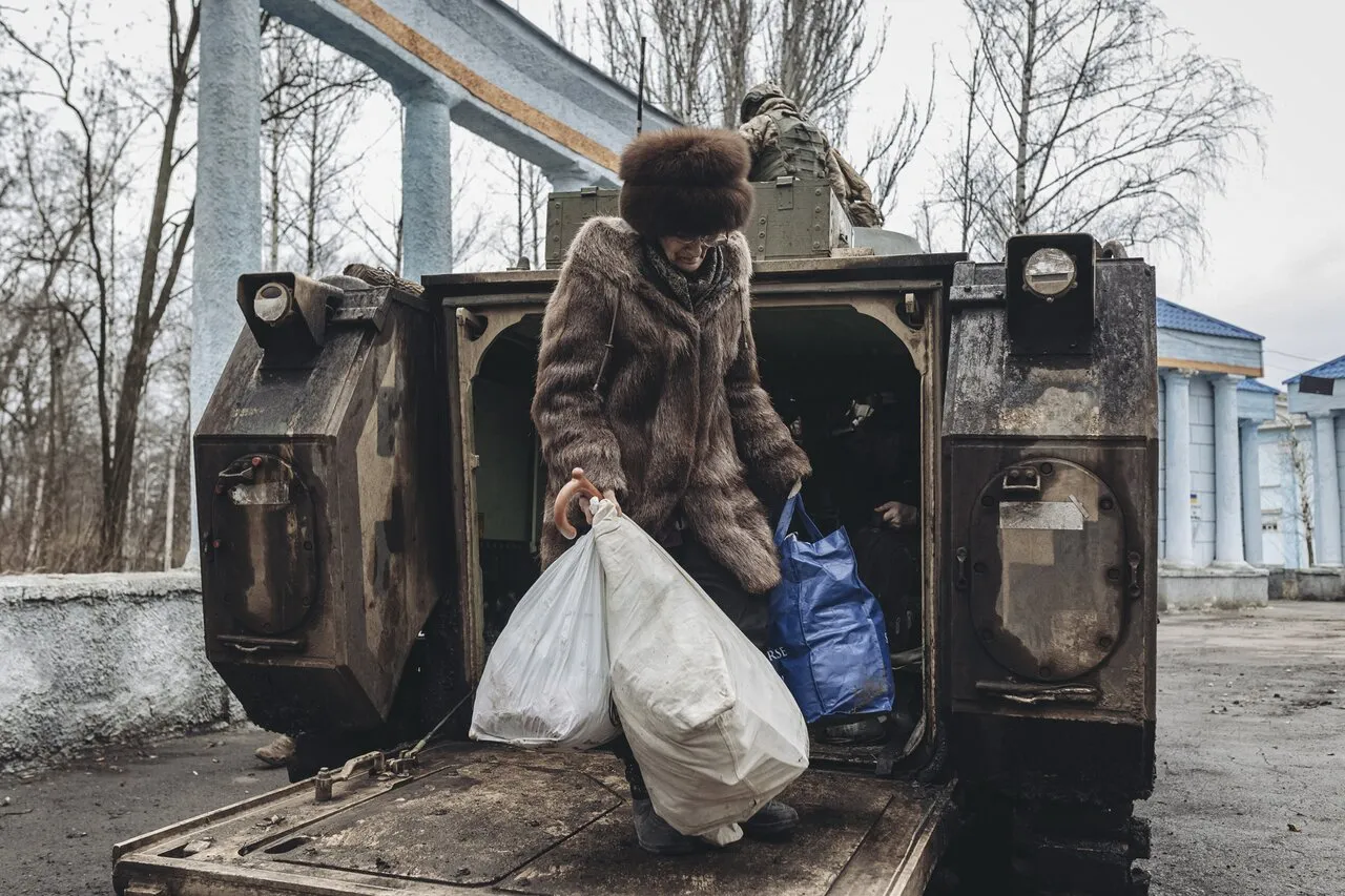 Бахмут и Часов Яр. Бои вокруг этих городов идут уже восемь месяцев —  посмотрите, как они изменили жизнь людей, которые не смогли оттуда уехать  Четырехсотый день войны. Фотографии — Meduza