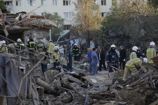 Спасатели работают на месте, где были разрушены жилые дома