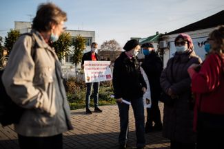 Sign reads, “Renaming Soviet streets is the mark of fascism.”