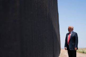 Трамп рядом со стеной на границе с Мексикой в штате Аризона. Июнь 2020 года