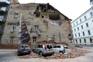 Последствия землетрясения в Загребе — поврежденные машины и разрушенные дома