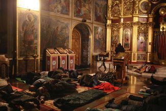 Участники Майдана спят в Михайловском Златоверхом монастыре Православной церкви Украины. Киев, 13 декабря 2011 года