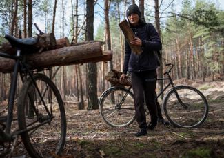 Житель Изюма разбирает брошенные российские блиндажи на дрова. В недавно освобожденном от российской оккупации городе отсутствуют свет, вода и газ