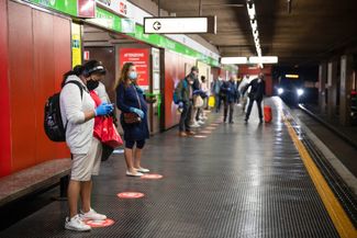 Пассажиры соблюдают дистанцию в метро Милана. 4 мая 2020 года