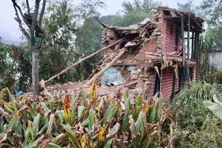 Здание, поврежденное при землетрясении в Джаяркоте