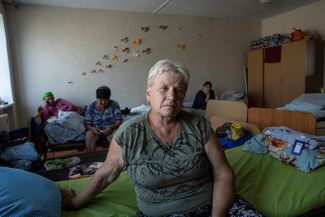 66-летняя Наталья Гымза во временном центре размещения беженцев в Николаеве. Дом Натальи в селе Украинка Николевской области был разрушен в ходе обстрела российскими войсками