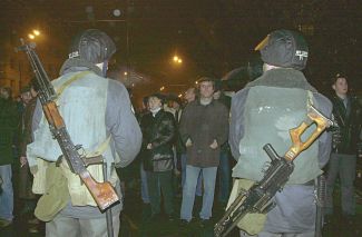 Оцепление рядом с Театральным центром. 24 октября 2002 года