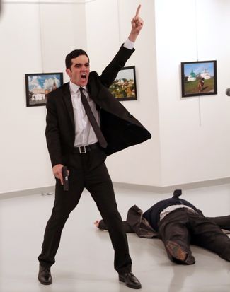 Фотография года: Мевлют Алтынташ после убийства посла РФ в Турции Андрея Карлова.