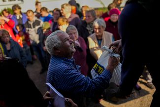 Украинские волонтеры раздают еду жителям Богуславки