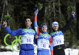 Мартен Фуркад (слева) на подиуме олимпийской гонки вместе с россиянином Евгением Устюговым (в центре) и словаком Паволом Гурайтом.