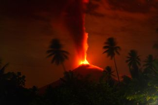 Извержение вулкана Сопутан на севере острова Сулавеси