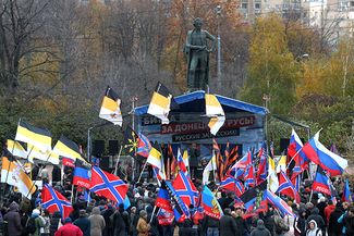 Участники митинга с требованиями о прекращении боевых действий на востоке Украины и признании «Новороссии» политическим субъектом. Москва, 18 октября 2014-го