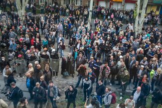 The crowd outside the military prosecutor’s office in Donetsk on May 4, 2014. This was one of the last administrative buildings seized by “DNR” supporters. The “people’s republic” proclaimed its independence following a referendum on May 11. At the time, no one recognized it — not even Russia. That said, Moscow’s official line towards the Donbas “republics” was clearly sympathetic. 