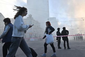 Киевляне и полицейские после атаки беспилотников