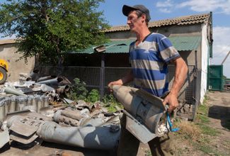 Фермер из Днепропетровской области собирает обломки российских ракет, которые он нашел на своем поле в 10 километрах от линии фронта.