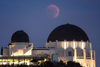 Суперлунное затмение над обсерваторией Гриффита в Лос-Анджелесе