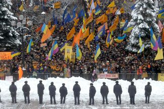 Участники «оранжевой революции» в центре Киева. 3 декабря 2004 года