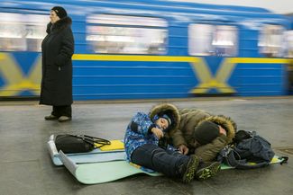 Люди прячутся от обстрела в киевском метро. 10 февраля 2023 года