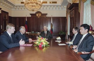Обсуждение бюджета в августе 1997 года. Слева направо: Анатолий Чубайс, Виктор Черномырдин, Борис Ельцин, Валентин Юмашев и Борис Немцов