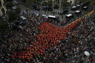 Пожарные присоединяются к протестам у представительства испанского правительства в Барселоне