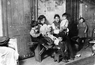 1913 год. США. У мальчика из бедной семьи иммигрантов на ногах — скобы. Такие носили после полиомиелита