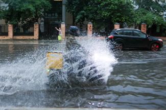 Russia was flooded. Heavy rain fell in several areas. Power was cut off in the Novgorod region. In Moscow, the Leningradsky railway station was flooded. Krasnodar children swimming in ponds. Utility services in Chelyabinsk pick up license plates on the streets