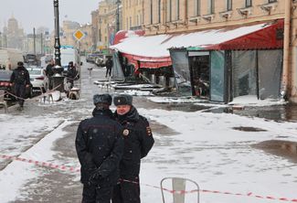 Полиция у входа в кафе в центре Санкт-Петербурга, где произошел взрыв 2 апреля 2023 года 