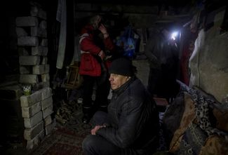 Жители Угледара в подвале дома, который стал для них убежищем<br>