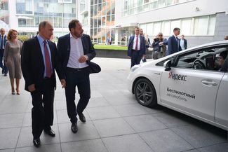 Президент России Владимир Путин и генеральный директор Yandex Аркадий Волож во время презентации первого прототипа беспилотного автомобиля «Яндекса»