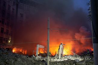 Украинские пожарные на месте обстрела