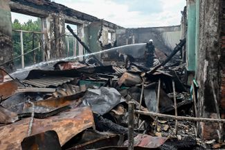 Пожарные тушат здание школы в Харькове, загоревшееся после обстрела