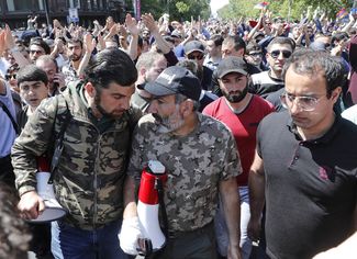 Никол Пашинян (в центре) во время одного из протестных митингов в Ереване, 25 апреля 2018 года
