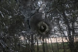 Повреждения от пуль на ветровом стекле фургона «Хамви», полученные в ходе недавних боев