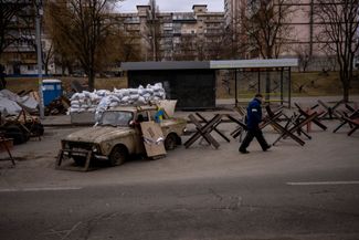 Блокпост на дороге, ведущей в Киев. 5 марта 2022 года