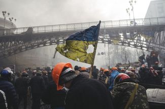 Столкновения между милицией и протестующими, пытающимися блокировать Верховную раду, 20 февраля 2014-го