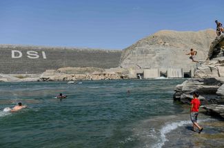 Молодые курды купаются возле плотины «Илису». 20 августа 2019 года