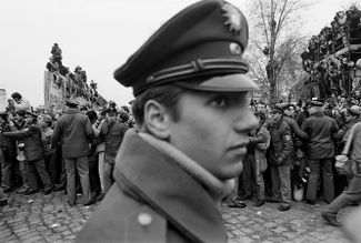 Журналисты ждут возможности поговорить с первыми жителями Восточного Берлина, которые легально попадут в западную часть города. 10 ноября 1989 года
