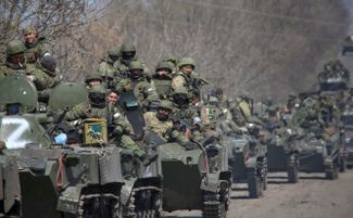 Военнослужащие пророссийских войск на дороге, ведущей в Мариуполь
