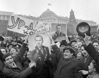 Митинг на Красной площади по поводу успешного полета космического корабля «Восход-2» с космонавтами Павлом Беляевым и Алексеем Леоновым на борту. 18 марта 1965 года.