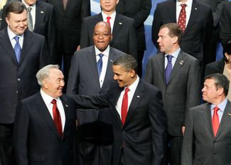 <br>Президент США Барак Обама приветствует Нурсултана Назарбаева на саммите по ядерной безопасности, 13 апреля 2010 года