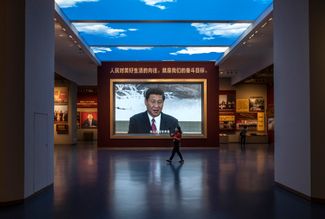 Председатель КНР Си Цзиньпин на экране в музее Коммунистической партии Китая. 25 июня 2021 года