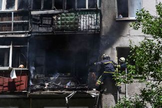 Пожарные тушат огонь в жилом доме в Краматорске