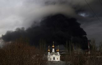 Купола церкви на фоне горящей нефтебазы в Одессе после ракетного удара со стороны российских войск