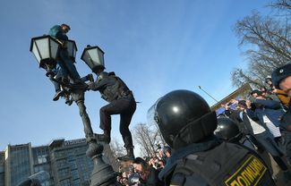 Одними из главных героев акции на Пушкинской площади стали двое подростков, забравшихся на фонарь. Сотрудники полиции так и не смогли их оттуда снять — и задержали, только когда юноши спустились сами