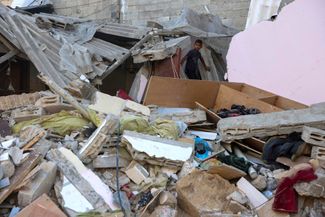 Последствия израильского авиаудара по городу Рафах на юге сектора Газа, 15 октября 2023 года